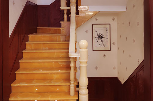 温州中式别墅室内汉白玉石楼梯的定制安装装饰效果