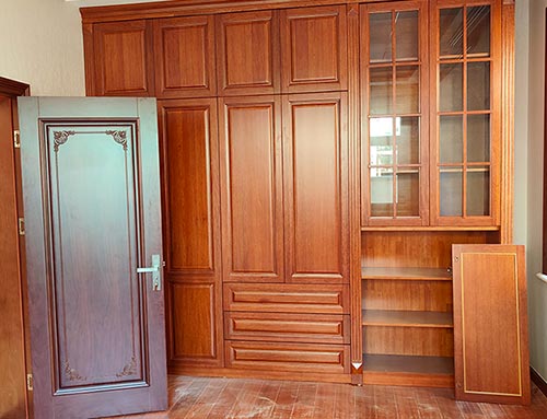 温州中式家庭装修里定制的实木衣柜效果图